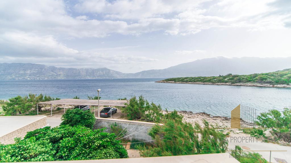 ATRACTIVE APARTMENT VILLA FIRST ROW TO THE SEA, BRAČ