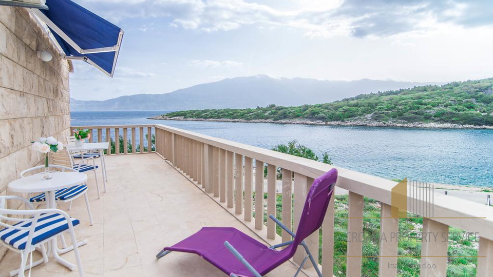 ATRACTIVE APARTMENT VILLA FIRST ROW TO THE SEA, BRAČ