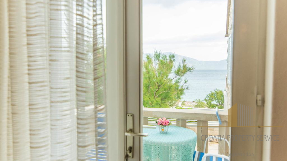 ATRACTIVE APARTMENT VILLA FIRST ROW TO THE SEA, BRAČ