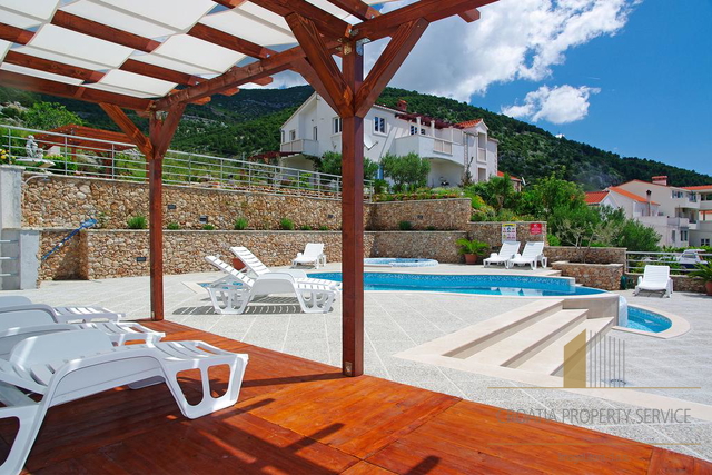 A PRIVATE APARTMENT HOUSE ON THE ISLAND OF BRAČ, LOCATED ONLY 400 METERS FROM THE CENTER OF BOL