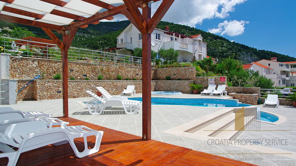 A PRIVATE APARTMENT HOUSE ON THE ISLAND OF BRAČ, LOCATED ONLY 400 METERS FROM THE CENTER OF BOL