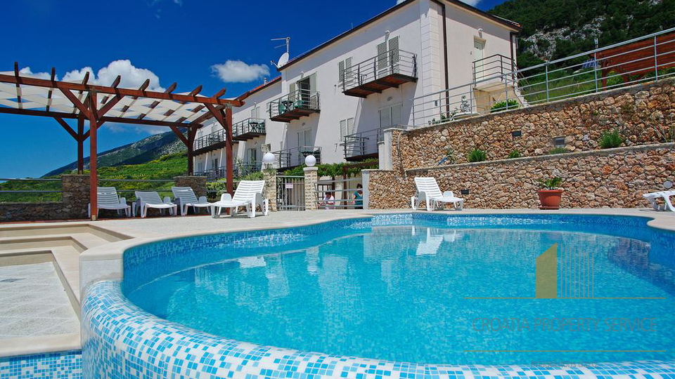 A PRIVATE APARTMENT HOUSE ON THE ISLAND OF BRAČ, LOCATED ONLY 400 METERS FROM THE CENTER OF BOL