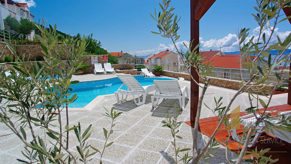 A PRIVATE APARTMENT HOUSE ON THE ISLAND OF BRAČ, LOCATED ONLY 400 METERS FROM THE CENTER OF BOL