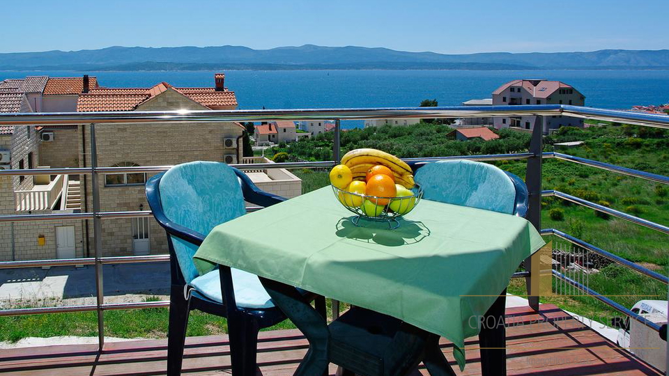 A PRIVATE APARTMENT HOUSE ON THE ISLAND OF BRAČ, LOCATED ONLY 400 METERS FROM THE CENTER OF BOL