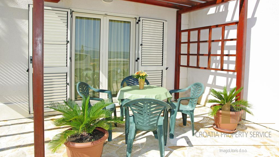 A PRIVATE APARTMENT HOUSE ON THE ISLAND OF BRAČ, LOCATED ONLY 400 METERS FROM THE CENTER OF BOL