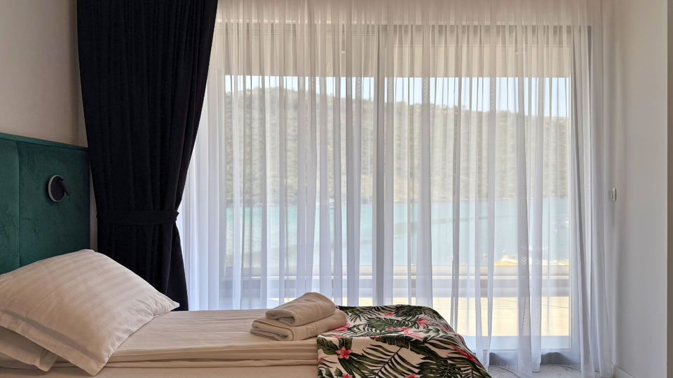 Moderna luksuzna vila v prvem vrsti ob morju &ndash; Rogoznica&excl;