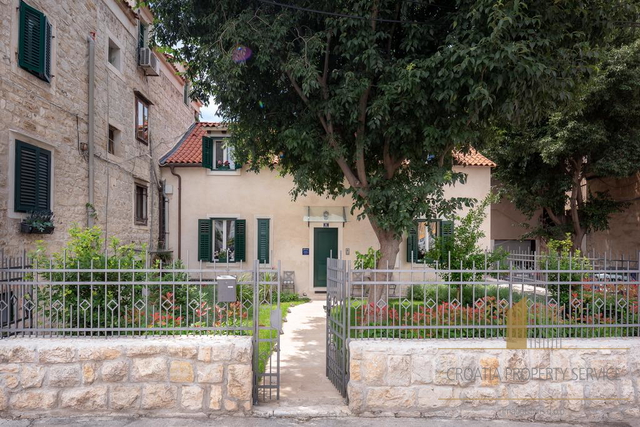 VILLA RISTRUTTURATA CON GIARDINO PROPRIO NEL CENTRO DI SPALATO!