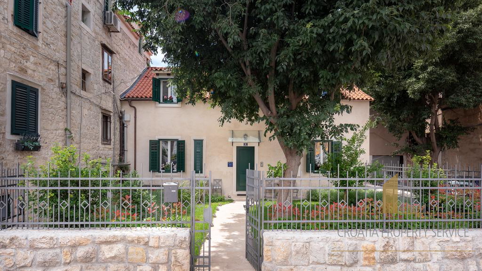 RENOVATED VILLA WITH A GARDEN IN THE CENTER OF SPLIT!