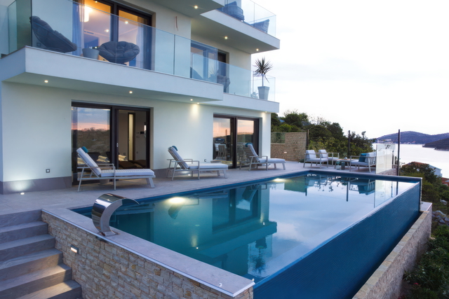 Nova luksuzna vila s panoramskim pogledom na morje – dragulj v bližini Rogoznice!