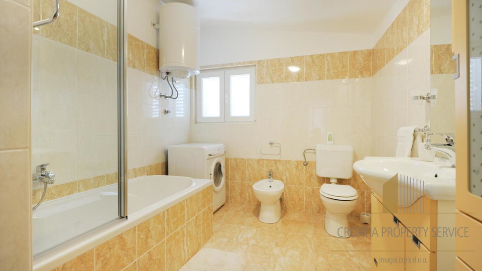 Čudovita hiša z uveljavljenim restavracijskim lokalom in apartmaji ob morju v okolici Zadra!