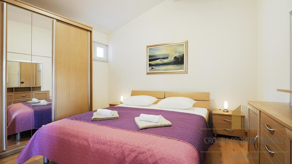Čudovita hiša z uveljavljenim restavracijskim lokalom in apartmaji ob morju v okolici Zadra!