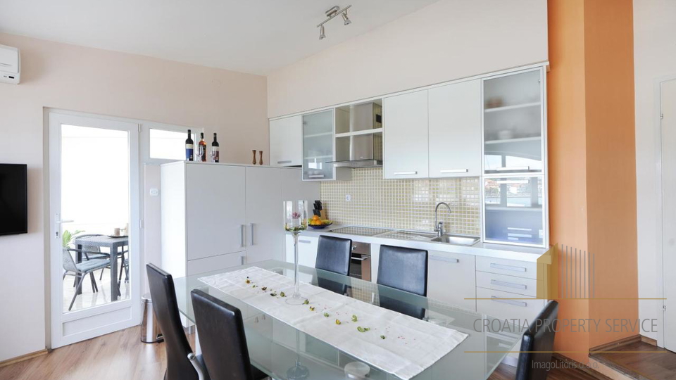 Čudovita hiša z uveljavljenim restavracijskim lokalom in apartmaji ob morju v okolici Zadra!
