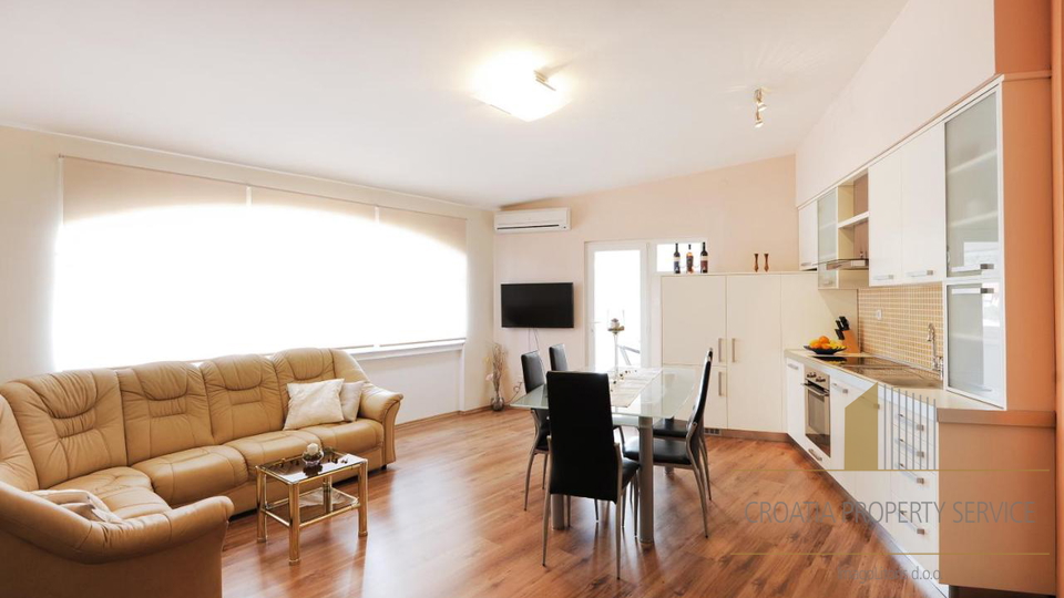 Čudovita hiša z uveljavljenim restavracijskim lokalom in apartmaji ob morju v okolici Zadra!