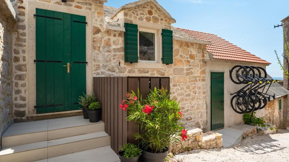 Elegantan luksuzni  apartman 500 m od pla&zcaron;e na otoku Bra&ccaron;u&excl;