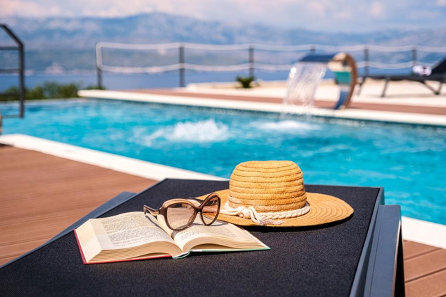Luksuzna vila s infinity bazenom i panoramskim pogledom na more – otok Brač!