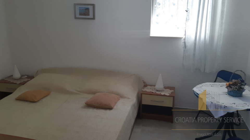 APARTMANTSKA VILA NEPOSREDNO UZ MORE, TROGIR