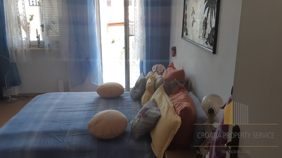 APARTMANTSKA VILA NEPOSREDNO UZ MORE, TROGIR