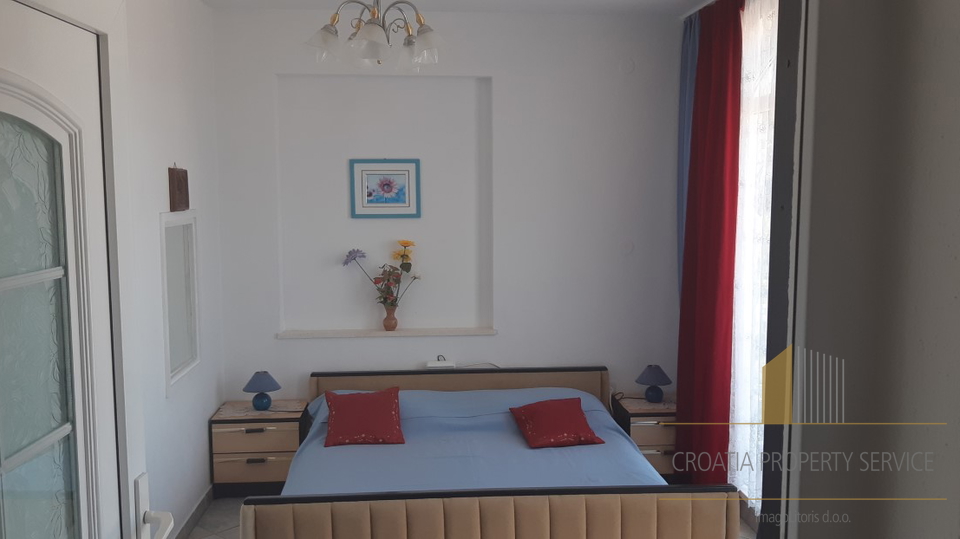 APARTMANTSKA VILA NEPOSREDNO UZ MORE, TROGIR