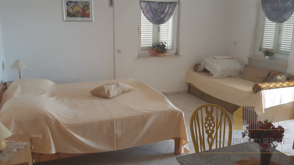 APARTMANTSKA VILA NEPOSREDNO UZ MORE, TROGIR