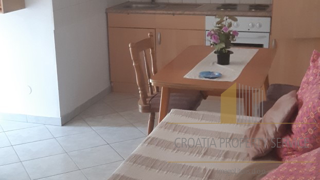 APARTMANTSKA VILA NEPOSREDNO UZ MORE, TROGIR