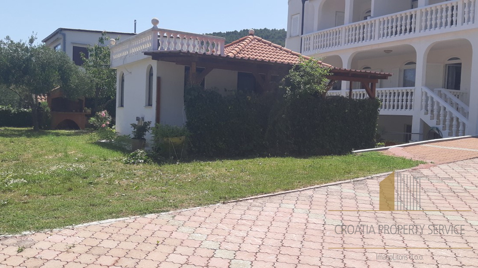 APARTMANTSKA VILA NEPOSREDNO UZ MORE, TROGIR