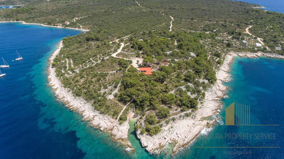 UNICA VILLA IN PIETRA IN UNA POSIZIONE UNICA, SU UN TERRENO DI 8.414 M2! ISOLA DI DRVENIK!