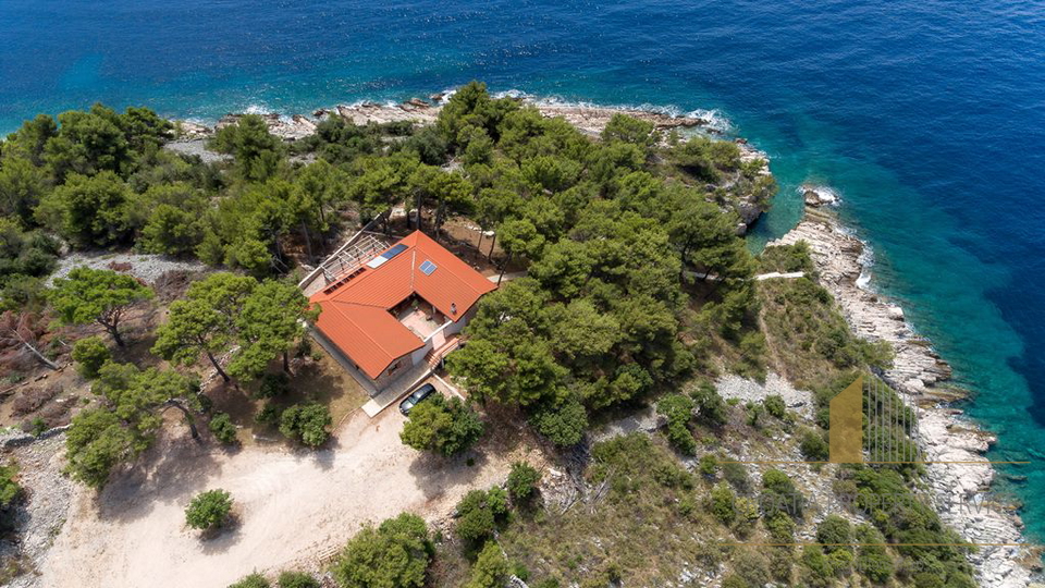 UNICA VILLA IN PIETRA IN UNA POSIZIONE UNICA, SU UN TERRENO DI 8.414 M2! ISOLA DI DRVENIK!