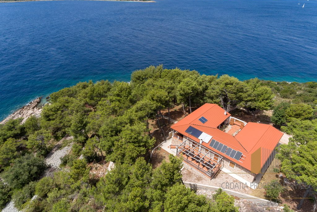 UNIQUE STONE VILLA IN A UNIQUE LOCATION, ON A LAND OF 8,414 M2! DRVENIK ISLAND!