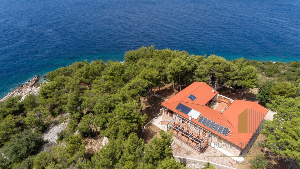 UNICA VILLA IN PIETRA IN UNA POSIZIONE UNICA, SU UN TERRENO DI 8.414 M2! ISOLA DI DRVENIK!