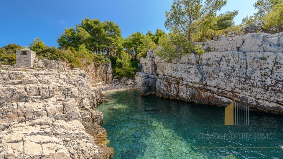 JEDINSTVENA KAMENA VILA NA UNIKATNOJ LOKACIJI, NA ZEMLJIŠTU 8 414 M2! OTOK DRVENIK!