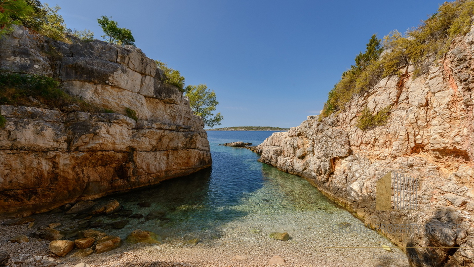 UNICA VILLA IN PIETRA IN UNA POSIZIONE UNICA, SU UN TERRENO DI 8.414 M2! ISOLA DI DRVENIK!