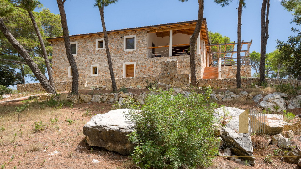 UNICA VILLA IN PIETRA IN UNA POSIZIONE UNICA, SU UN TERRENO DI 8.414 M2! ISOLA DI DRVENIK!