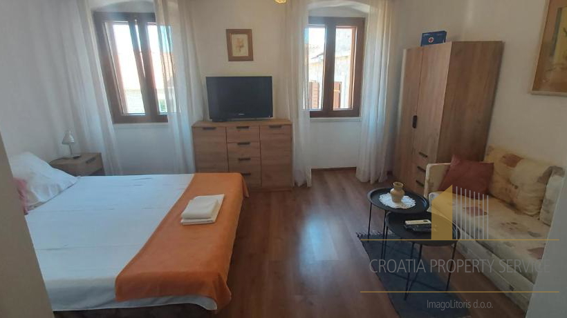 Villa in pietra con appartamenti e ristorante a 15 m dal mare - Supetar, Brač!