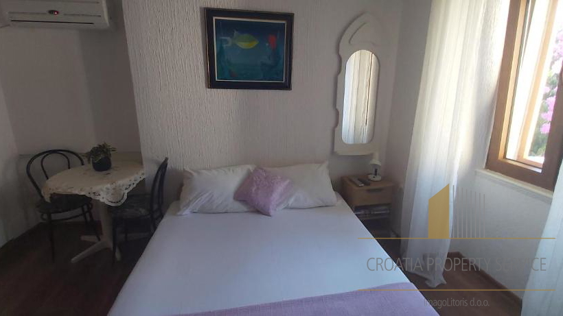 Villa in pietra con appartamenti e ristorante a 15 m dal mare - Supetar, Brač!