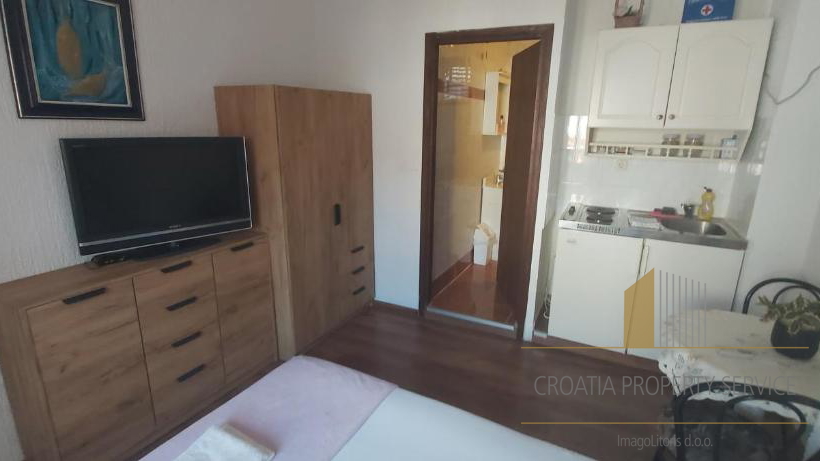 Villa in pietra con appartamenti e ristorante a 15 m dal mare - Supetar, Brač!