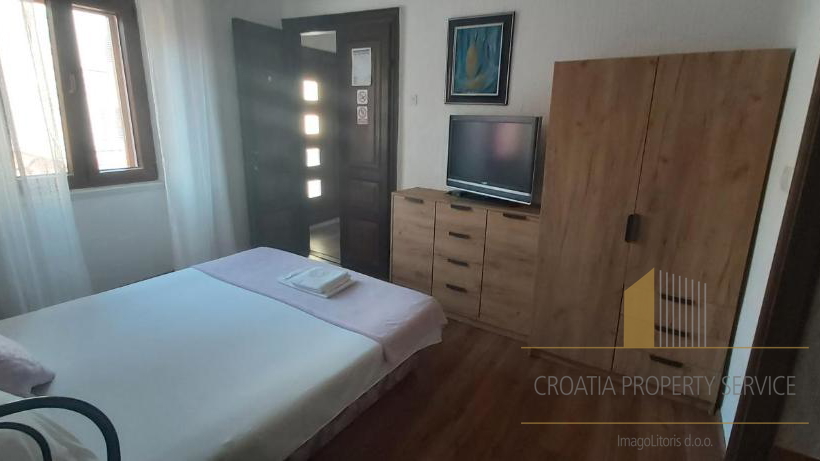 Villa in pietra con appartamenti e ristorante a 15 m dal mare - Supetar, Brač!
