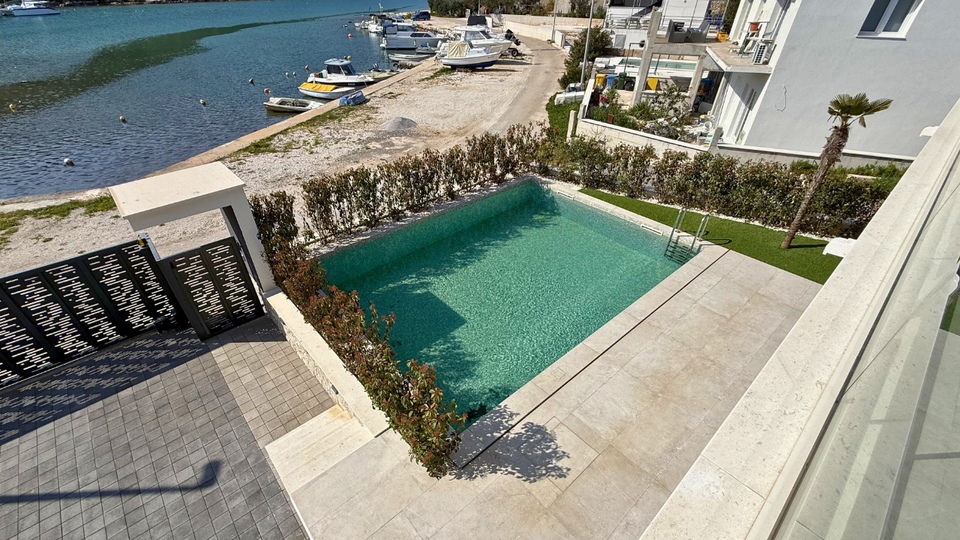 Moderna luksuzna vila v prvem vrsti ob morju &ndash; Rogoznica&excl;