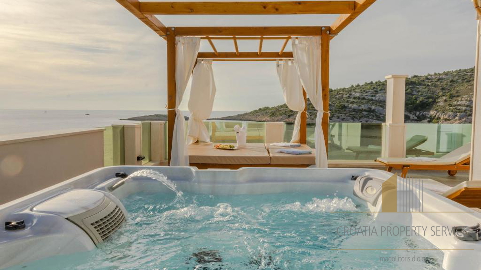 Luksuzna vila na jedinstvenoj lokaciji 20 m od mora &ndash; Rogoznica