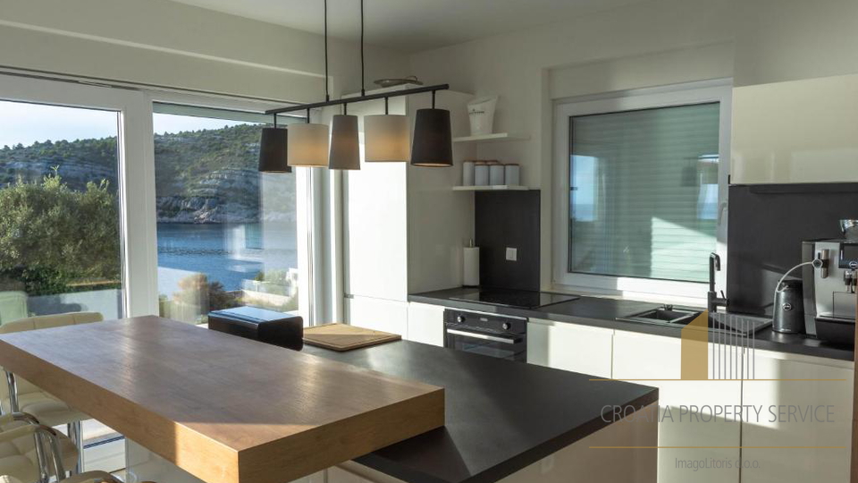 Luksuzna vila na jedinstvenoj lokaciji 20 m od mora &ndash; Rogoznica