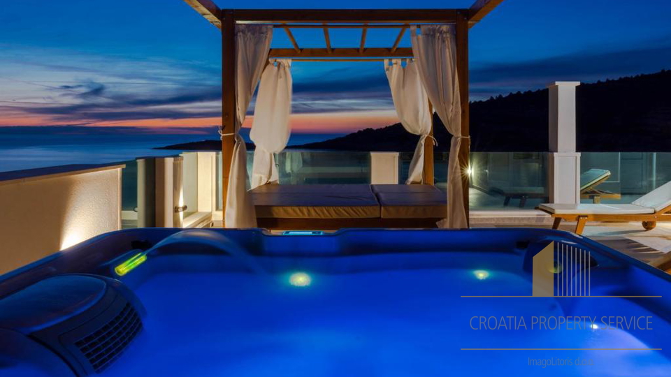 Luksuzna vila na jedinstvenoj lokaciji 20 m od mora &ndash; Rogoznica