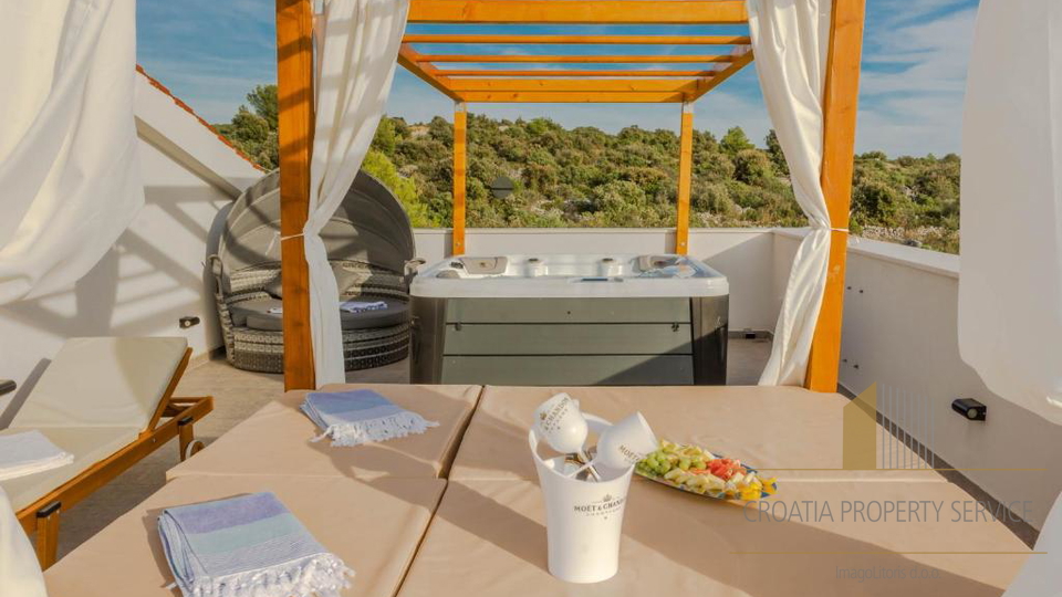 Luksuzna vila na jedinstvenoj lokaciji 20 m od mora &ndash; Rogoznica