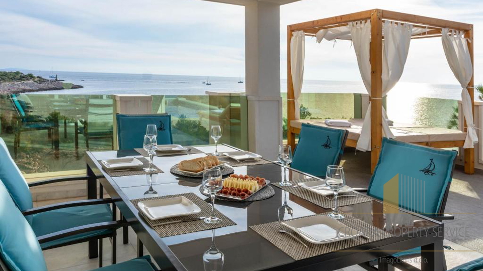 Luksuzna vila na jedinstvenoj lokaciji 20 m od mora &ndash; Rogoznica