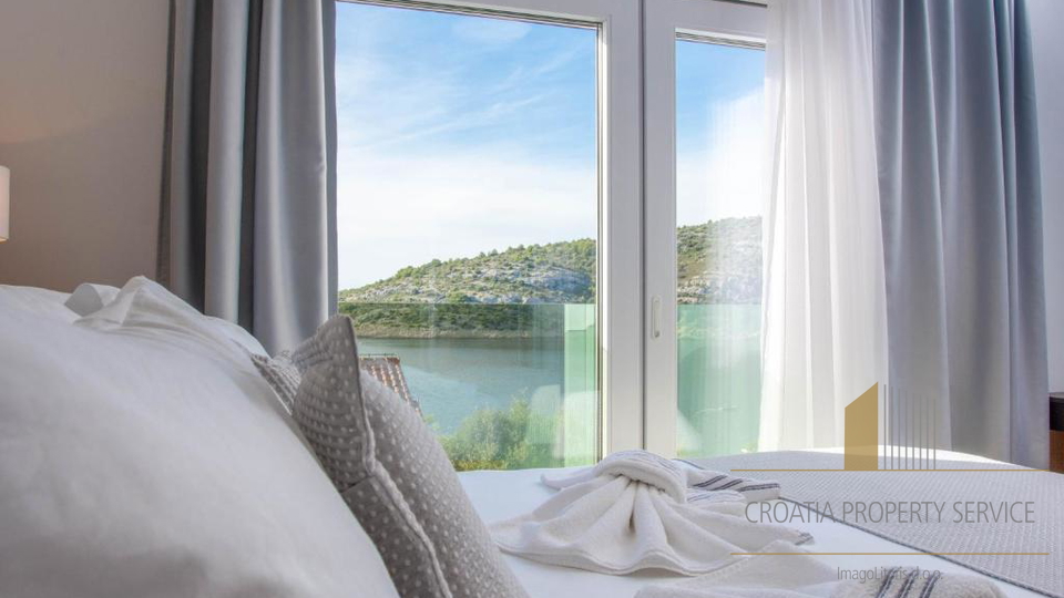 Luksuzna vila na jedinstvenoj lokaciji 20 m od mora &ndash; Rogoznica