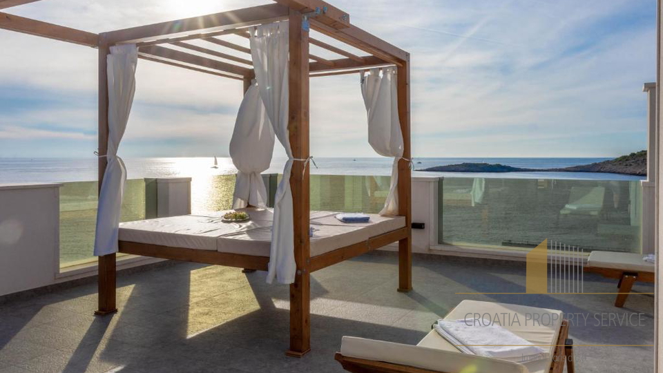 Luksuzna vila na jedinstvenoj lokaciji 20 m od mora &ndash; Rogoznica