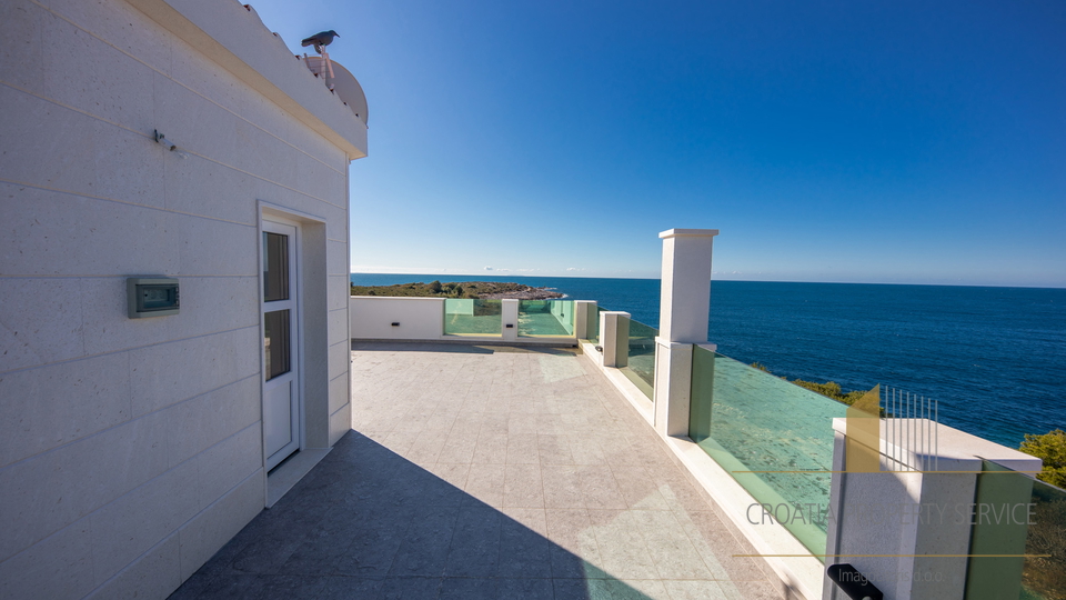 Luksuzna vila na jedinstvenoj lokaciji 20 m od mora &ndash; Rogoznica