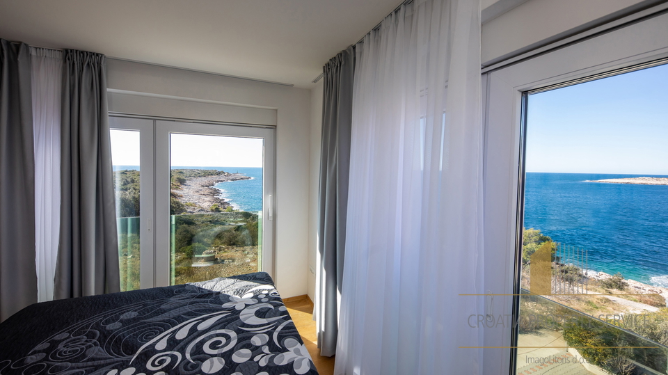 Luksuzna vila na jedinstvenoj lokaciji 20 m od mora &ndash; Rogoznica