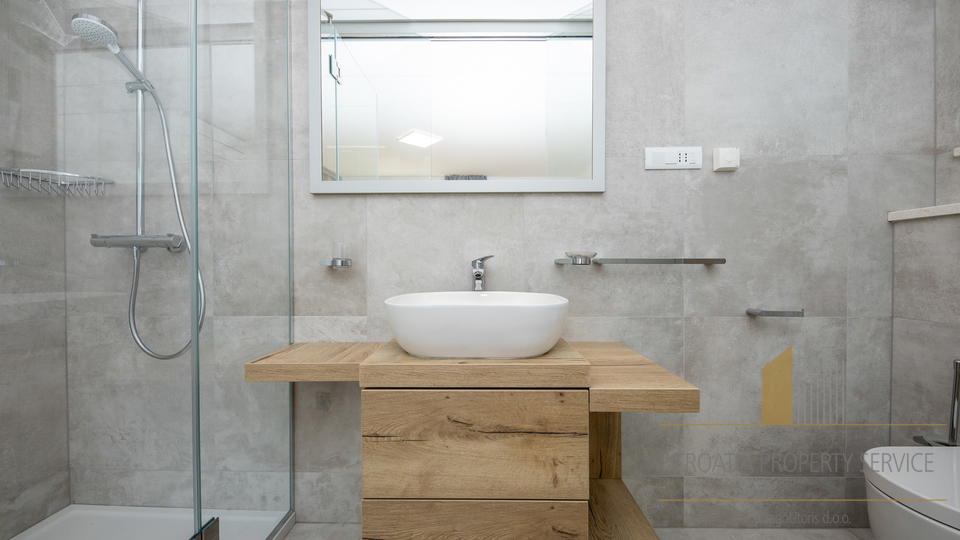 Luksuzna vila na jedinstvenoj lokaciji 20 m od mora &ndash; Rogoznica