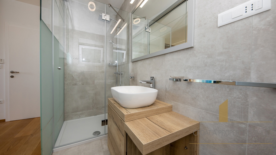 Luksuzna vila na jedinstvenoj lokaciji 20 m od mora &ndash; Rogoznica