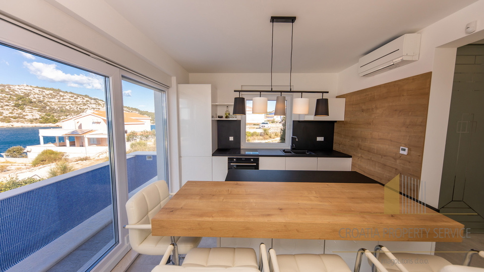 Luksuzna vila na jedinstvenoj lokaciji 20 m od mora &ndash; Rogoznica