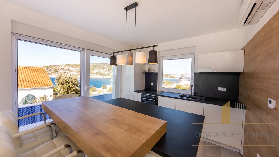 Luksuzna vila na jedinstvenoj lokaciji 20 m od mora &ndash; Rogoznica